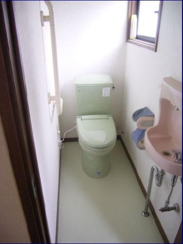 トイレ改装　傷みの度合いを考えて床も貼替え　