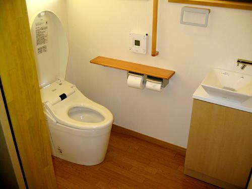二つをまとめてゆったりトイレに！