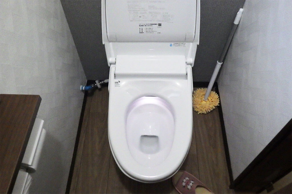 壊れたトイレを1日で取り替えて、快適な空間へリフォーム