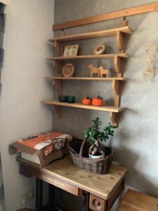 秋の色と素材を取り入れる