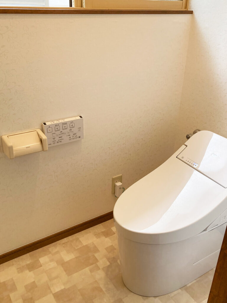水漏れしたトイレと内装を1日で工事｜トイレリフォーム